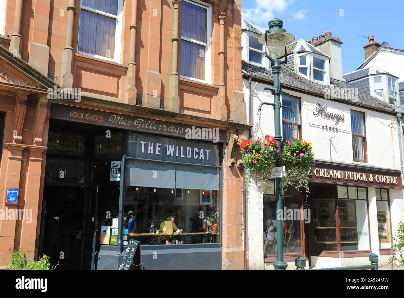 La High Street nella città di Fort William, gateway a Ben Nevis, nel Western Highlands scozzesi, REGNO UNITO Foto Stock