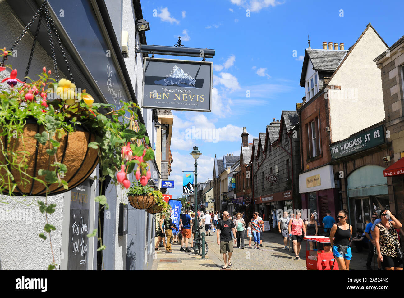 La High Street nella città di Fort William, gateway a Ben Nevis, nel Western Highlands scozzesi, REGNO UNITO Foto Stock