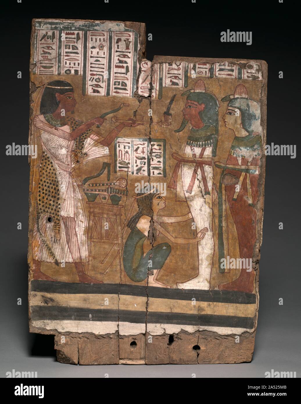 Pannello laterale dalla bara di Amenemope, c. 976-889 A.C. Questo pannello mostra una delle stesse scene mostrate all'interno di Nesykhonsu&#x2019;s bara, che ci permette di confrontare diverse artista&#x2019;Stili di s. Sul supporto destro le mummie del sacerdote Amenemope e sua moglie, Taditkhonsu. La loro figlia, chiamato "la padrona di casa, Mutemperes", si accovaccia davanti a loro con le sue mani avvolte intorno Amenenope&#x2019;s le gambe in un gesto tradizionale di lutto. Sulla sinistra, un sacerdote, vestito con la sua raffinata biancheria e indumenti di pelle panther, tiene nelle sue mani ha sollevato un incensiere un Foto Stock