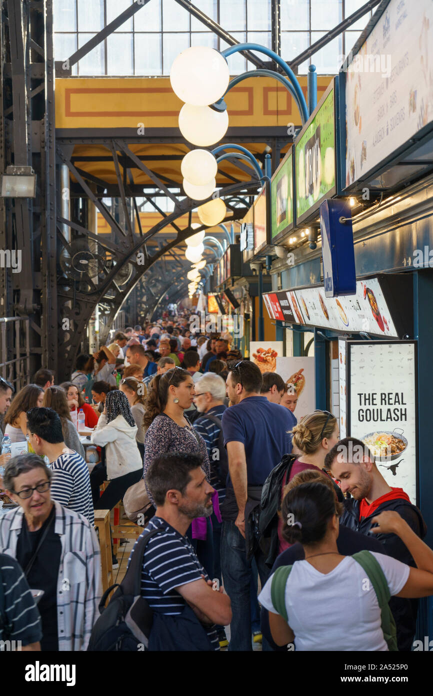 Budapest, Ungheria - 14 Ottobre 2019: i turisti che visitano il Mercato Centrale di Budapest, Ungheria Centrale, Ungheria. Foto Stock