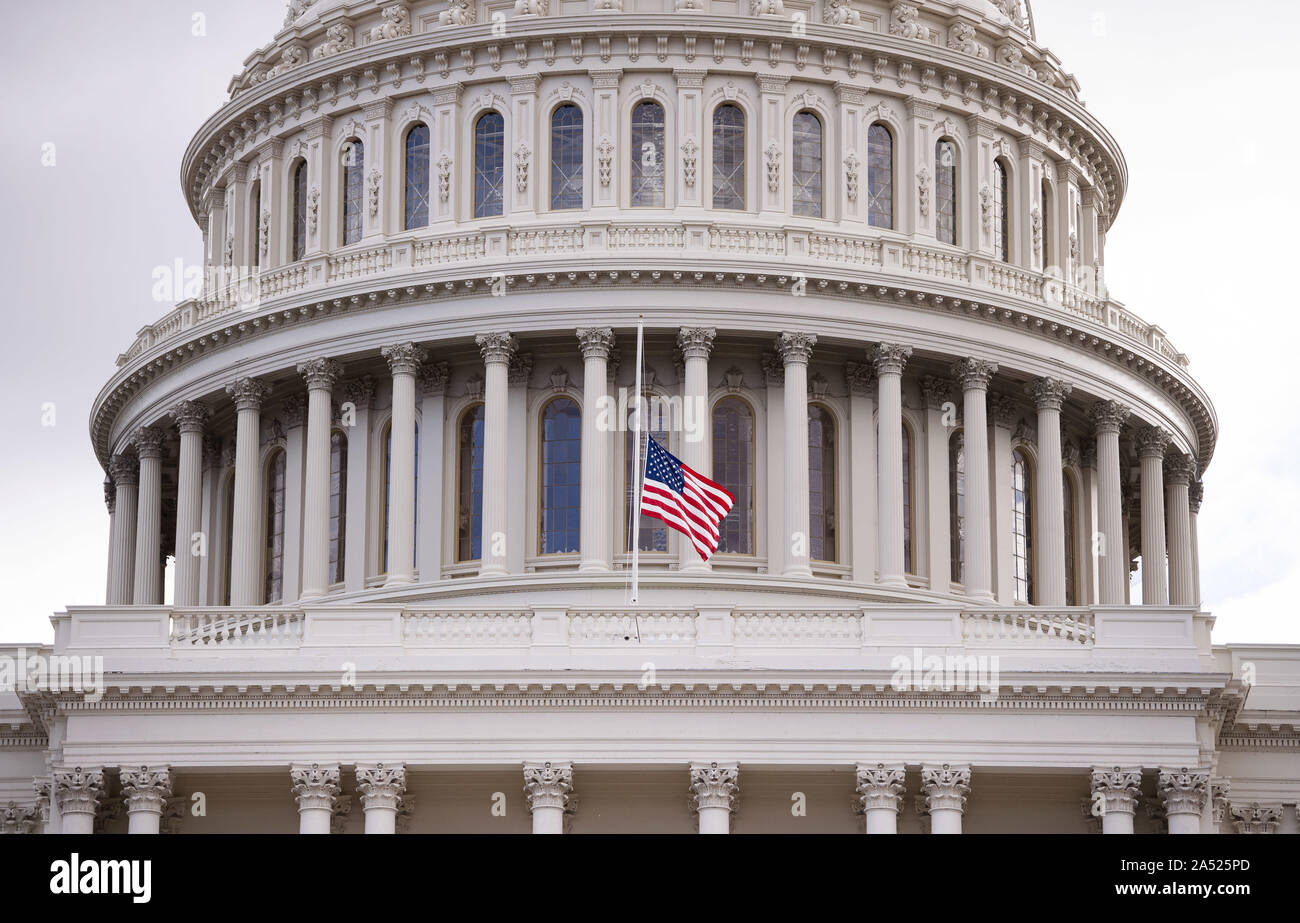 Washington, Stati Uniti. Xvii oct, 2019. Bandiera presso il Campidoglio US edificio è abbassata a metà del personale in onore del passaggio di sost. Elia Cummings, D-MD, a Washington DC il Giovedi, Ottobre 17, 2019. Cummings, il presidente della commissione per l'Assemblea di supervisione e di riforma del governo, è deceduto per una notte dopo aver combattuto contro a lungo termine problemi di salute. Foto di Kevin Dietsch/UPI Credito: UPI/Alamy Live News Foto Stock