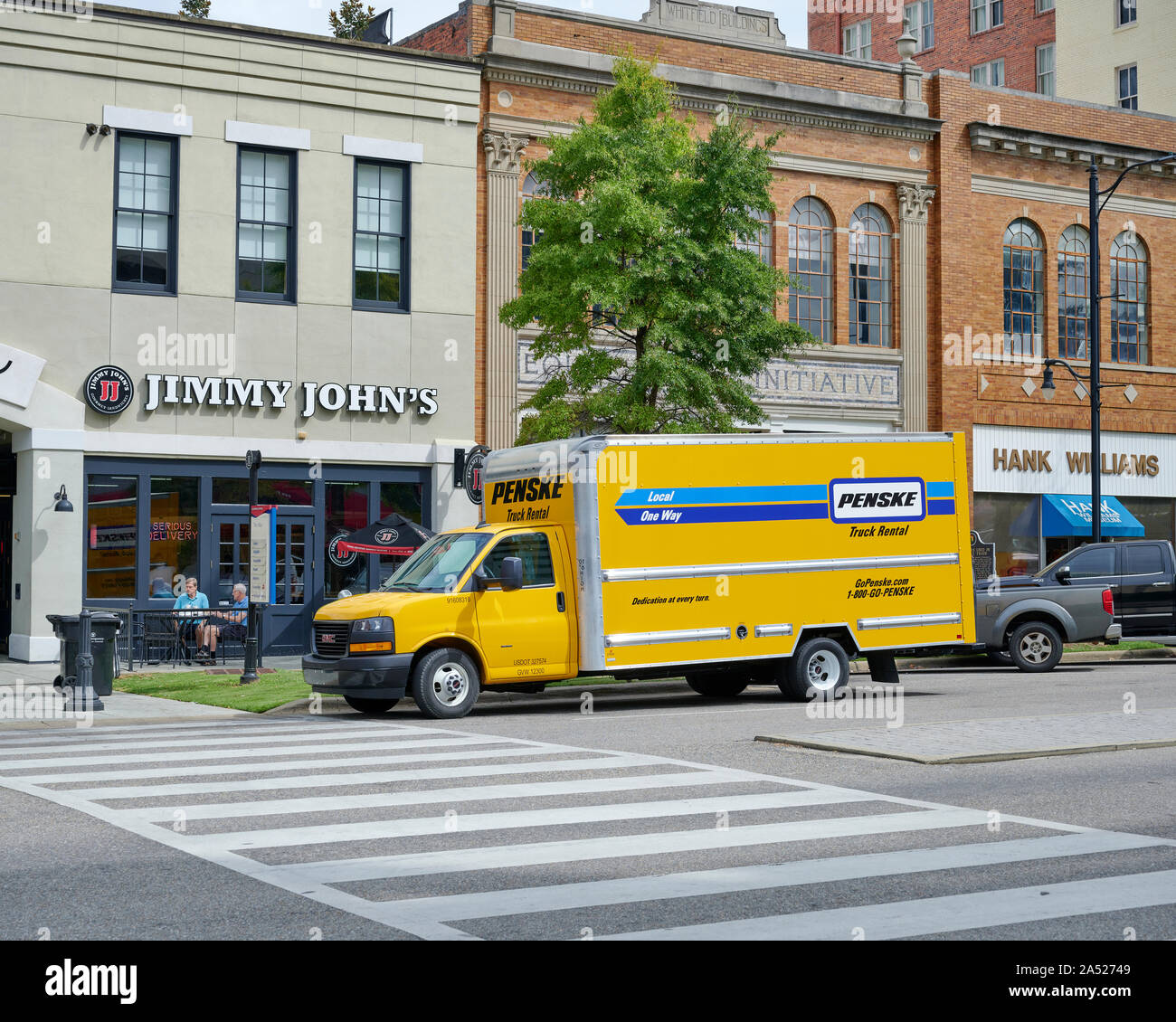 Giallo consegna Penske Truck o camion noleggio parcheggiato nel centro di Montgomery in Alabama, Stati Uniti d'America. Foto Stock