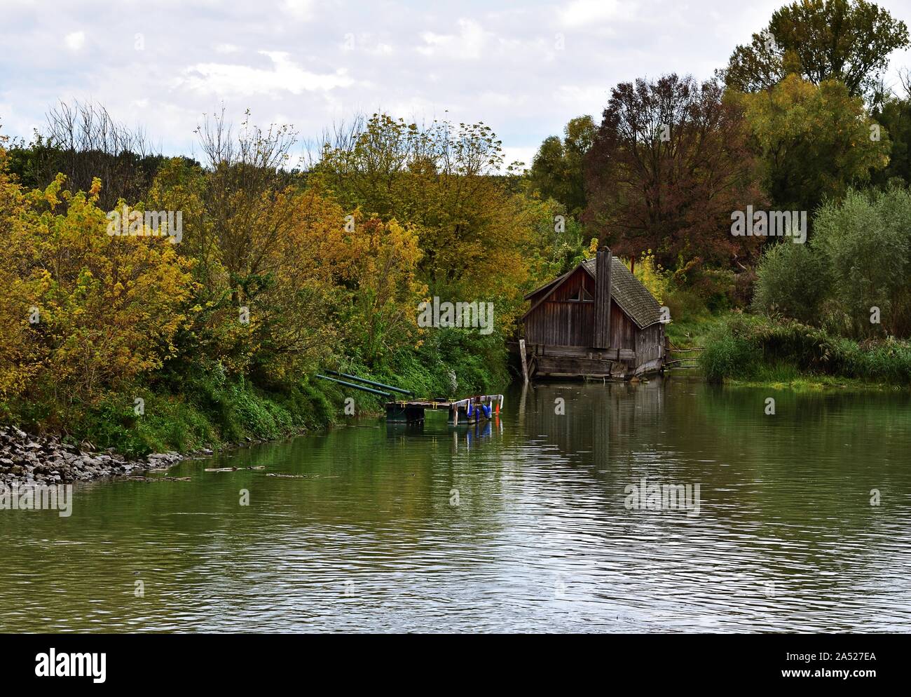 In legno tradizionali cottage di fisher dal Danubio nel Parco Nazionale Lobau - Donauauen, Austria. Prese su un nuvoloso giorno d'autunno. Foto Stock