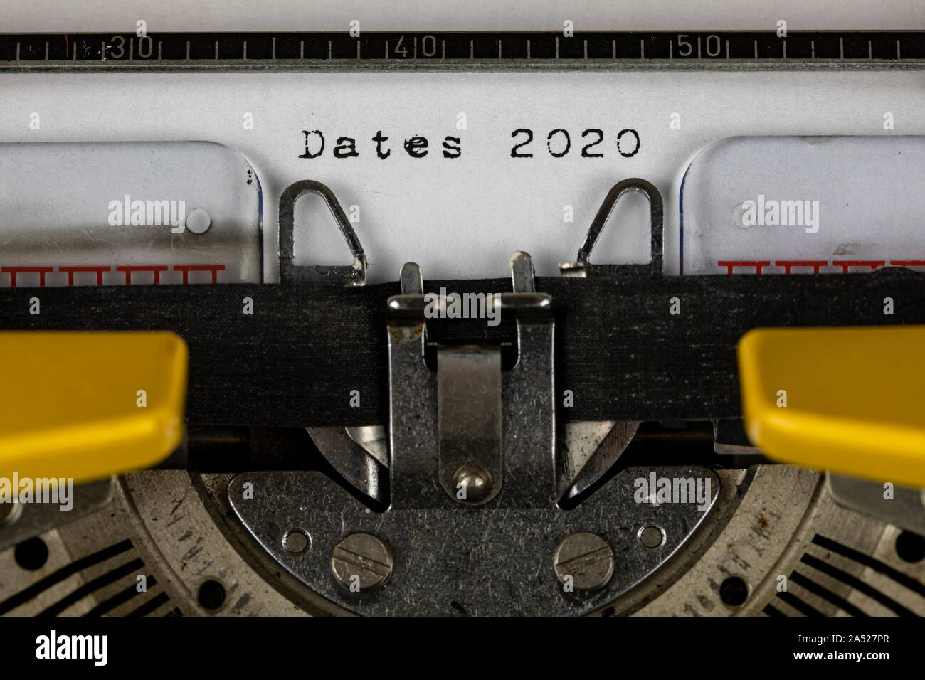 Vecchia macchina da scrivere con date di testo 2020 Foto Stock