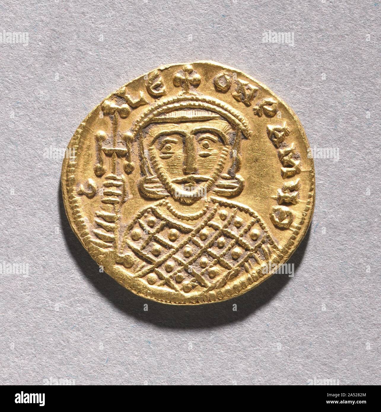 Solidus con Leone IV il Khazar e suo padre Costantino V Copronymus , c. 751-775. Il vasto numero di sopravvissuti monete bizantino attesta il livello degli scambi tra l'impero. Controllato e supervisionato da parte dell'imperatore, i produttori di monete si è preso cura di rappresentare la sua autorità e riflettono la sua statura. Artisti di talento sono stati reclutati per incidere le matrici (stampi) utilizzato per la coniatura di monete. Gli imperatori sempre più venuto a includere i loro eredi e co-imperatori a loro monete, così come gli altri membri della famiglia o anche in precedenza i righelli. Le monete in euro sono state riconosciute, allora come ora, come piccolo, portatile funziona o Foto Stock