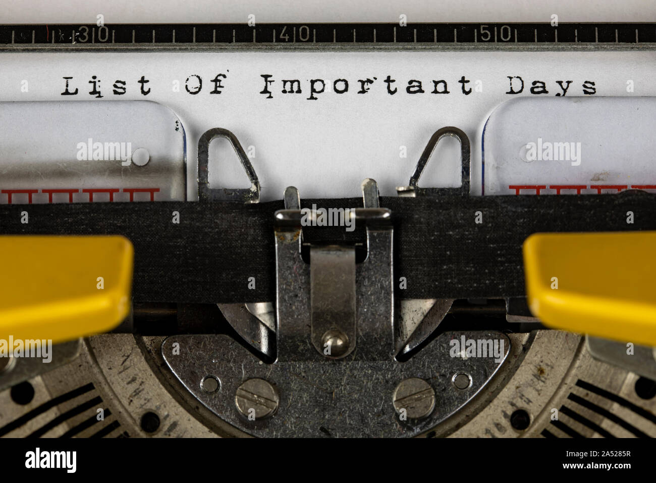 Vecchia macchina da scrivere con testo elenco di giorni importanti Foto Stock