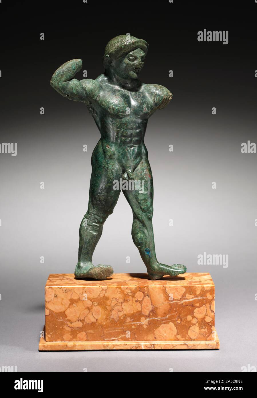 Statuetta di un atleta, 510-500 A.C. Questa statuetta in bronzo e  brillantemente rappresenta univocamente un fugace momento di transizione  nella storia della scultura Greca. Tra 510 e 500 BC, scultori greci  allontanata