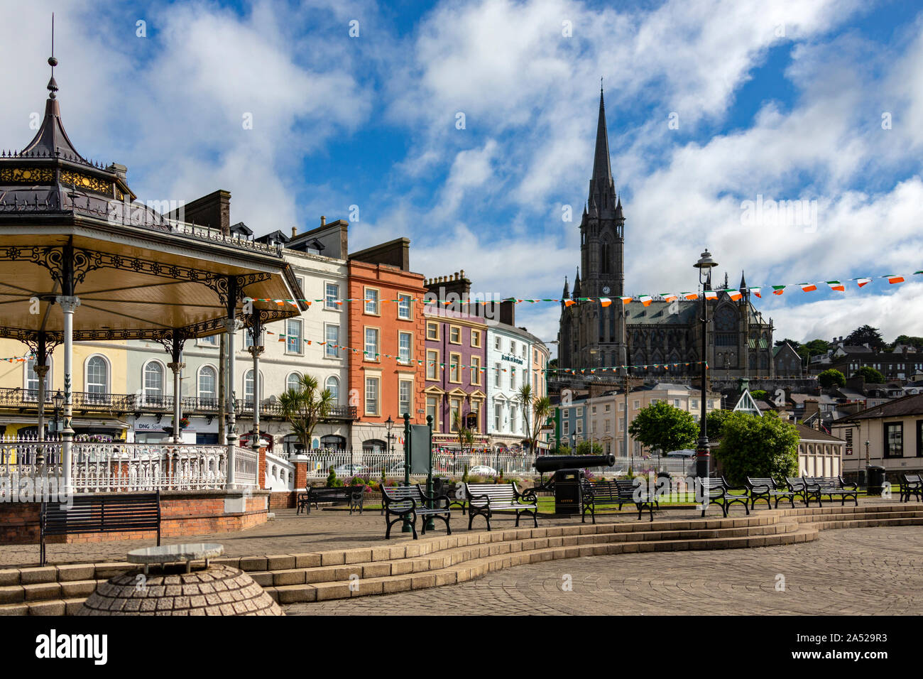 Cobh. L'Irlanda. 06.12.16. Il porto marittimo di Cobh (noto dal 1849 al 1920 come Queenstown) e la Chiesa Cattedrale di San Colman, noto anche come Cobh Cathedr Foto Stock
