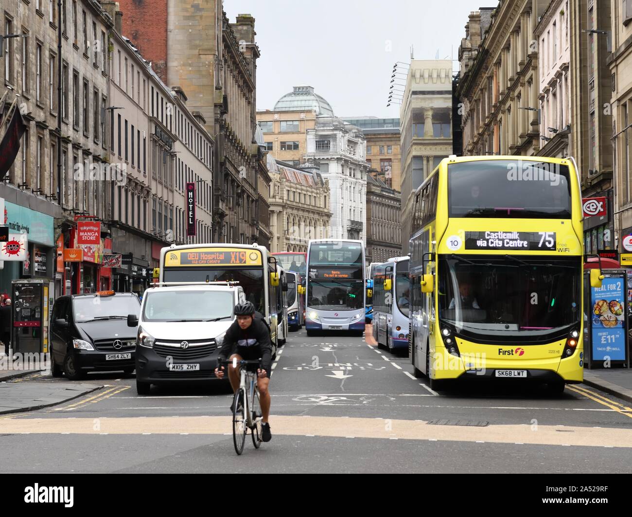 Ciclista e autobus su Union Street nel centro di Glasgow, Scozia, Regno Unito, Europa Foto Stock