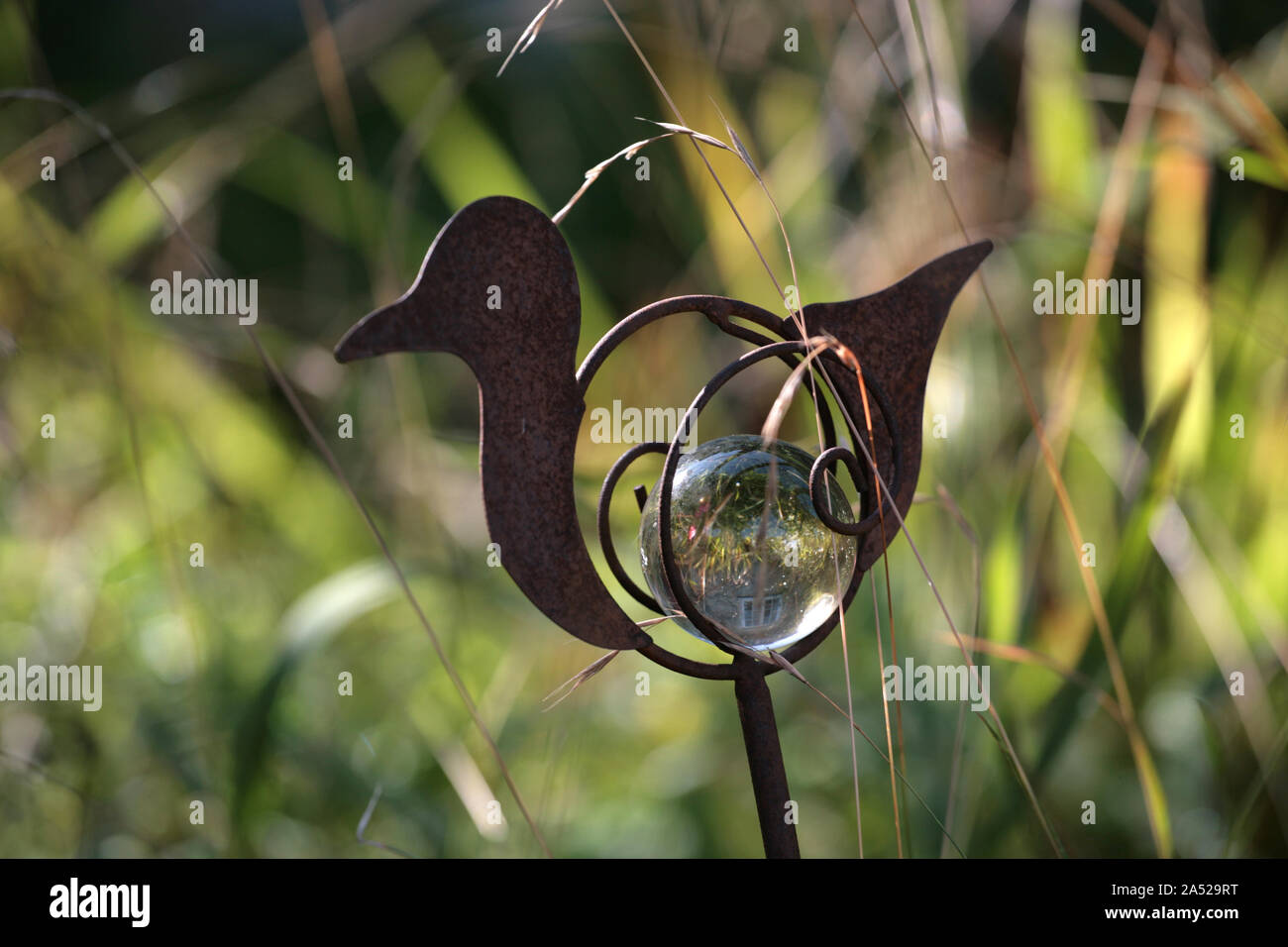 Ornamento in un giardino cottage sulla High Street, Selborne, Hampshire, Regno Unito Foto Stock