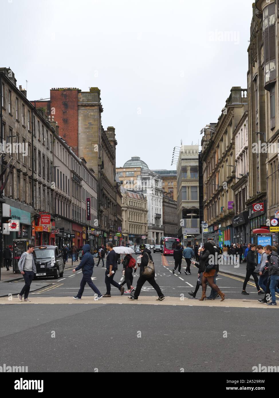Pedoni che attraversano la strada a 'quattro angoli' su Union Street a Glasgow, Scotland, Regno Unito, Europa Foto Stock
