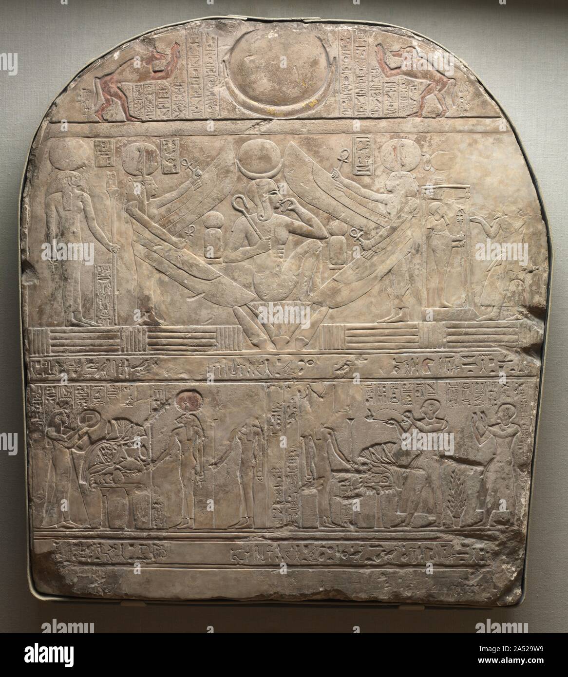 Stele di Sommo Sacerdote di Ptah, Shedsunefertem, 945-924 A.C. Questa stele di Shedsunefertem, il Sommo Sacerdote di Ptah, è ricca di simbolismo religioso. Al centro del registro superiore è un disco e crescent, originariamente dorate. Su entrambi i lati un babbuino solleva i suoi bracci in adorazione. Gli Egizi credevano che il jabbering di babbuini all'alba era un inno di lode al Dio del sole Ra in un linguaggio segreto solo il re capito. Si comincia, "lodando Ra quando egli brilla all'orizzonte." direttamente sotto nel registro medio di un Dio bambino è seduto su un fiore di loto. Nella mitologia egizia th Foto Stock