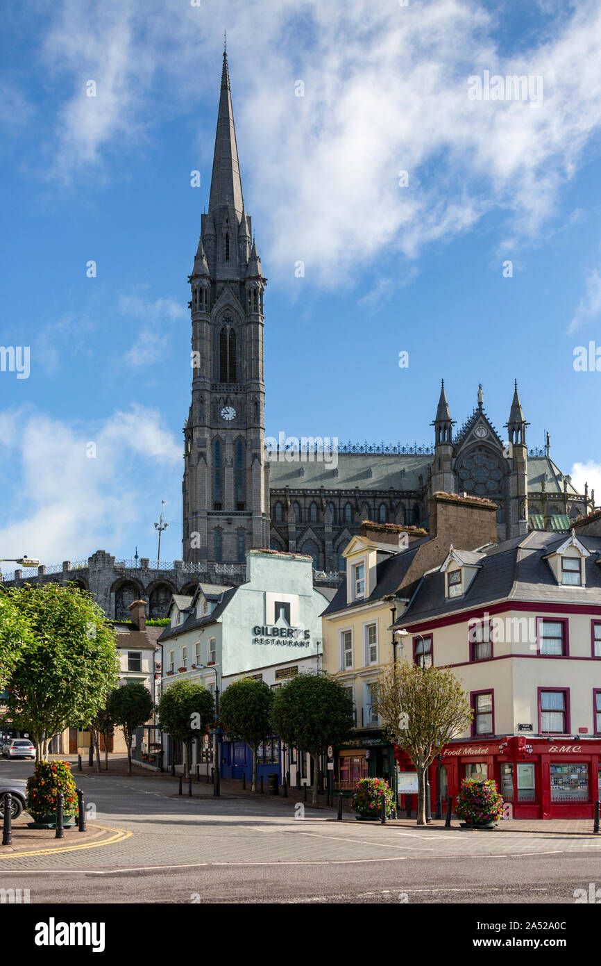 Cobh. L'Irlanda. 06.12.16. Il porto marittimo di Cobh (noto dal 1849 al 1920 come Queenstown) e la Chiesa Cattedrale di San Colman, noto anche come Cobh Cathedr Foto Stock