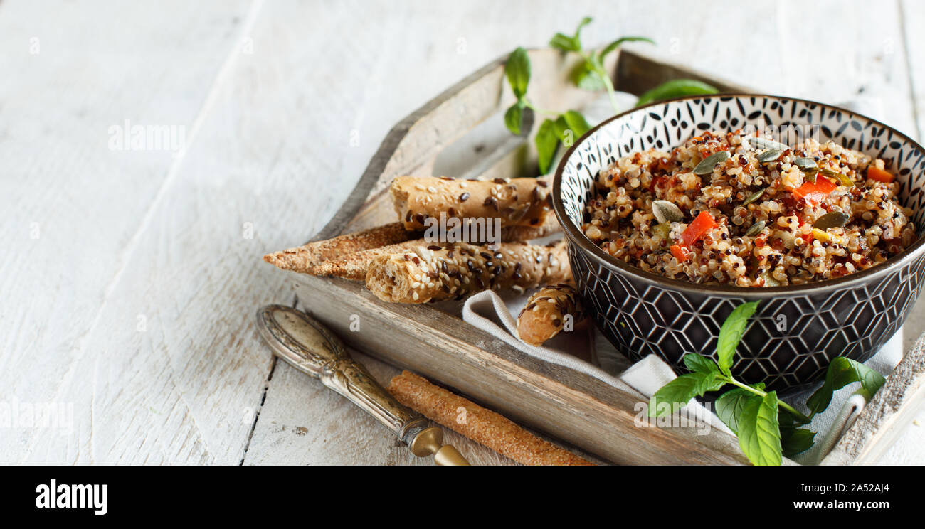 Tricolore di Quinoa e stufato di verdure in una ciotola vista superiore Foto Stock