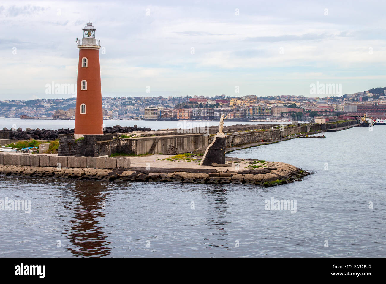 Il faro del porto di Napoli Foto Stock
