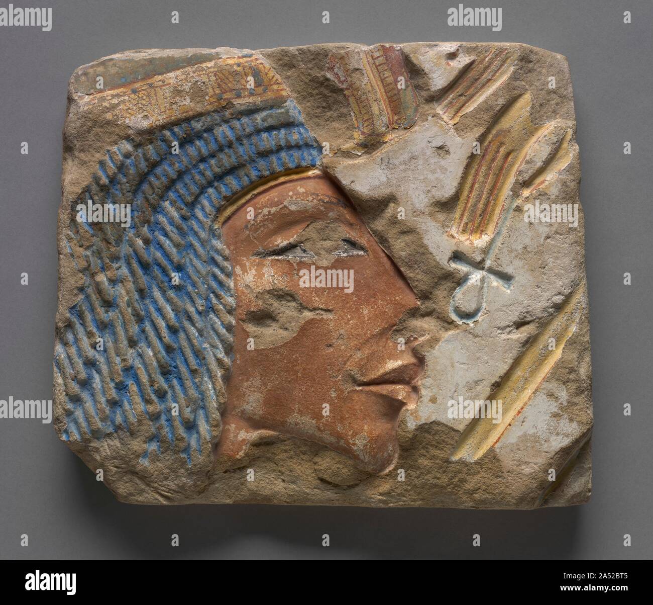 Talatat: Ritratto di Nefertiti, c. 1353-1347 A.C. Il figlio di Amenhotep III, Akhenaton, portato circa la vita breve "monoteista" rivoluzione nella religione egiziana in prossimità della fine della dinastia 18. Il giovane re costruito un tempio complesso di Aton, Sun Disk, a Karnak&#x2014;dal quale questi rilievi venire&#x2014;prima vi trasferì la sua capitale a El Armana. Per ragioni ancora sconosciute, la figura della regina Nefertiti appare in questi rilievi molto più spesso rispetto a quello del re. Per ironia della sorte, templi Aten sono stati smantellati anticamente per essere utilizzati come fondazioni e riempire di aggiunte al Foto Stock
