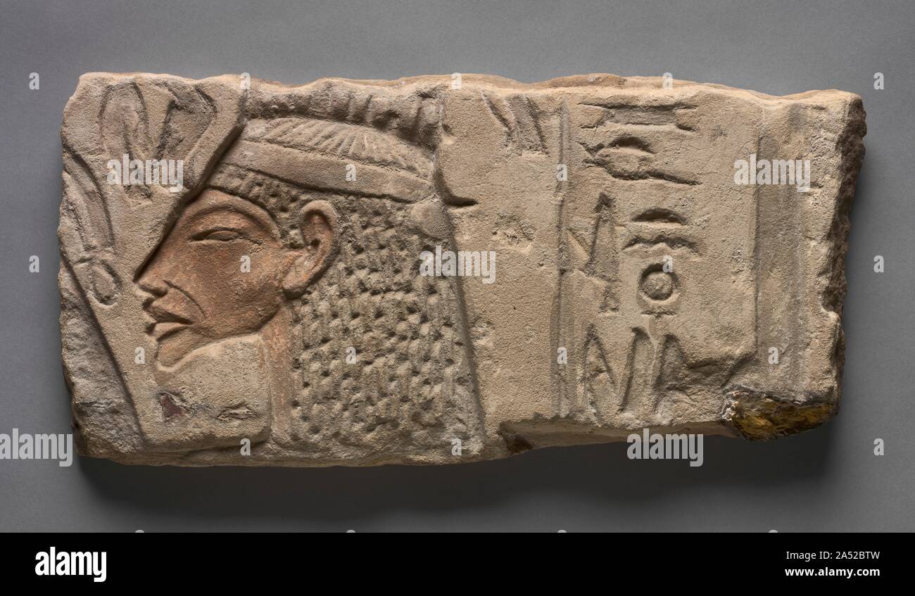 Talatat: Nefertiti offre al Aten, 1353-1347 A.C. Il figlio di Amenhotep III, Akenaten, portato circa la vita breve "monoteista" rivoluzione nella religione egiziana in prossimità della fine della dinastia 18. Il giovane re costruito un tempio complesso di Aton, Sun Disk, a Karnak&#x2014;dove questi sollievo originato&#x2014;prima vi trasferì la sua capitale a el Amarna. Per ragioni sconosciute, la figura della regina Nefertiti appare in questi rilievi molto più spesso rispetto a quello del re. Per ironia della sorte, templi Aten sono state smantellate per essere utilizzati come fondazioni e riempire di adattamenti alla grande Te Foto Stock