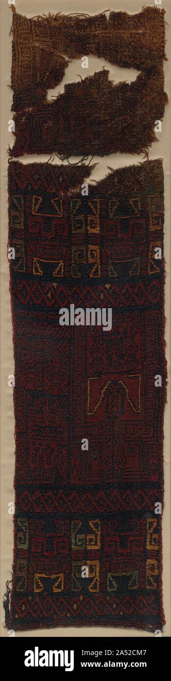 Frammento di tessili con frontale teste di divinità, felini, e interlacciato Pattern, 700 BC- 400 BC. Questi due frammenti tessili, entrambi realizzati da tessitori di Paracas cultura, sono importanti per diversi aspetti. Essi sono fra i primi prodotti tessili superstite dal Perù e documentare la precoce esperimenti in doppio panno che, tra le altre cose, consente la creazione di aree di puro, colore non diluito. Essi inoltre registrare un inizio di devozione a destra e a immagini di felino: entrambi includono altamente geometricized gatti selvatici, gli animali che sembrano aver tenuto uno status speciale in Paracas società. Infine, questi frammenti Foto Stock
