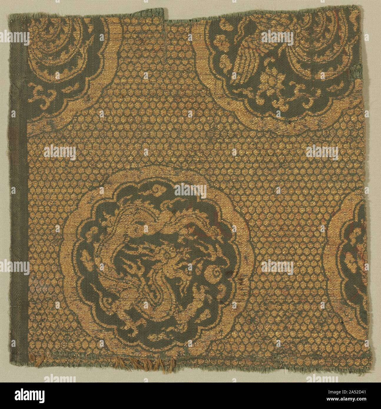 Prodotti tessili con fenici e draghi, 1279-1368. Prodotti tessili con fenici e draghi lampasso; seta e oro filato Cina, Dinastia Yuan (1279-1368) Il Cleveland Museum of Art, Edward L. Fondo Whittemore 1995.73 (Cat. No. 42) Questo è uno dei pochissimi cinese settentrionale seta e tessuti in oro che hanno sopravvissuto dalla Dinastia Yuan. I draghi arricciata a caccia di perle, fenici, e lo sfondo di piccoli esagoni sono motivi cinesi, ma il roundels lobata che racchiude i draghi e fenici indicano l'influenza orientale di artigiani iraniano che era stato spostato a nord della Cina. Un rosso e vai Foto Stock