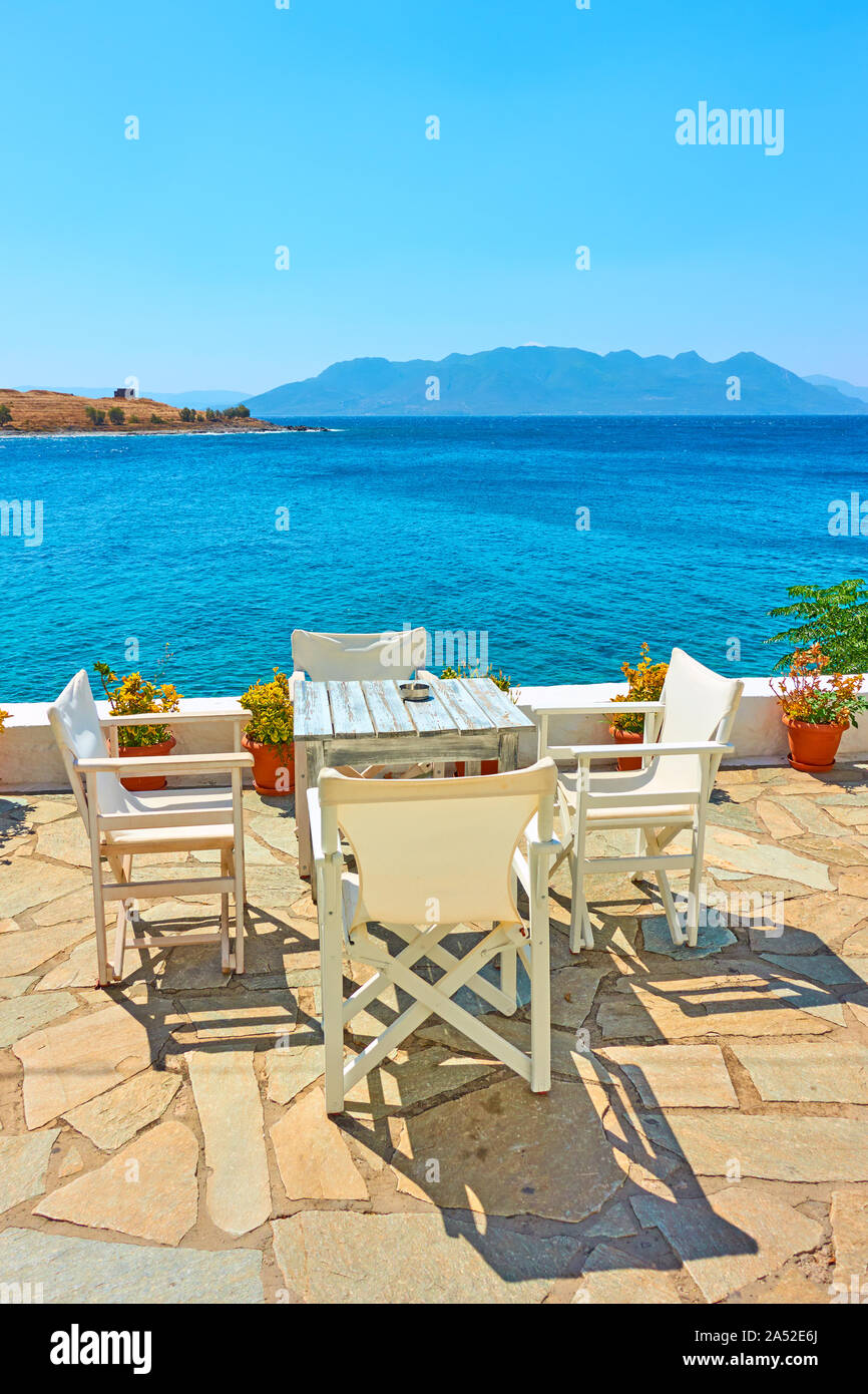 Outdoor cafe con vista panoramica a waterfront dal mare sulla soleggiata giornata estiva, Grecia - Paesaggio Foto Stock