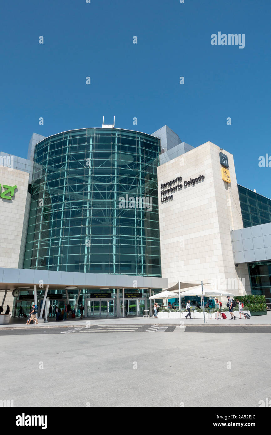 L'ingresso esterno all'Aeroporto Internazionale di Lisbona, noto anche come Lisbona aeroporto Portela international codice aeroportuale LIS Foto Stock