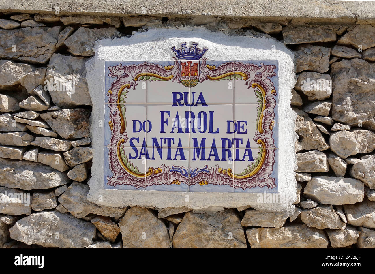 Portoghese tradizionale Gres Porcellanato strada segno in Cascais Portogallo per una strada chiamata "Rua Do Farol De Santa Marta" Foto Stock