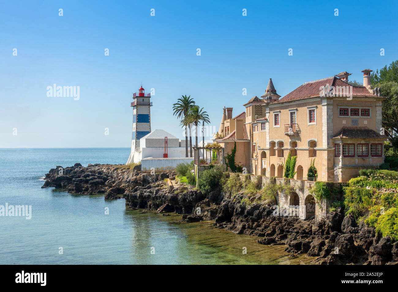 La Santa Marta faro in Cascais vicino a Lisbona in Portogallo e la Casa de Santa Maria Foto Stock