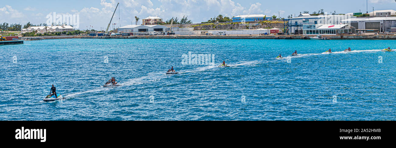 Linea di jet skis lasciando Dockyard Foto Stock