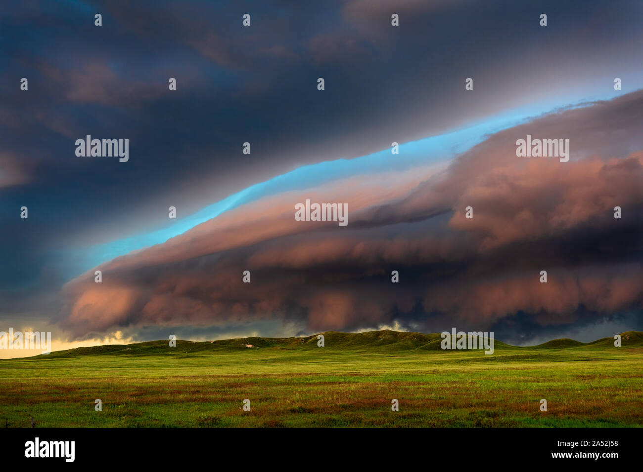 Le nuvole di tempesta scura conducono un temporale drammatico e ostico su un paesaggio panoramico vicino a Lingle, Wyoming Foto Stock