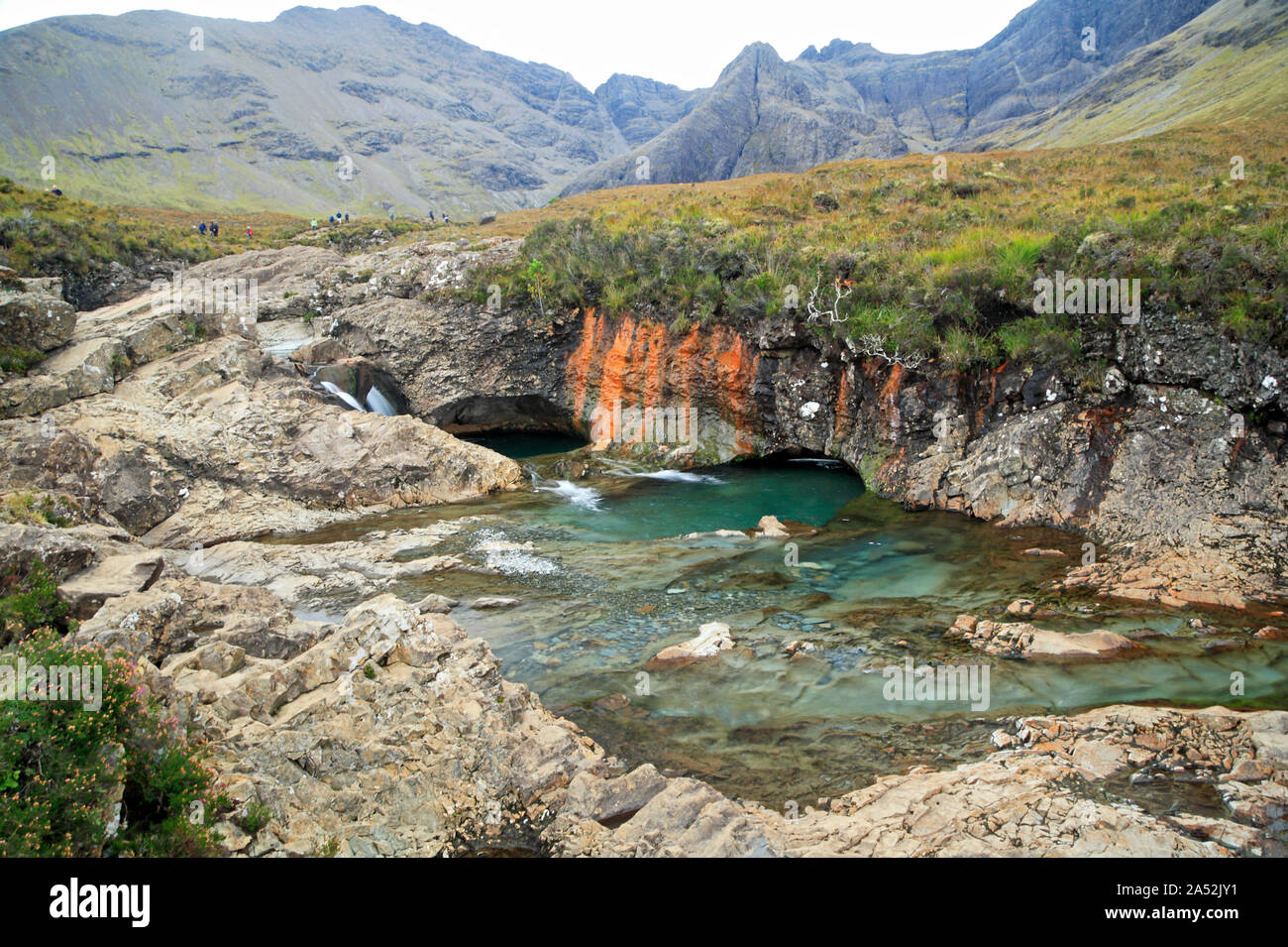 Una vista di un blu limpido piscina nel Allt un cocco Mhadaidh presso le piscine di fata da Glen fragili dal Cuillin Hills, Isola di Skye in Scozia, Regno Unito, Europa. Foto Stock