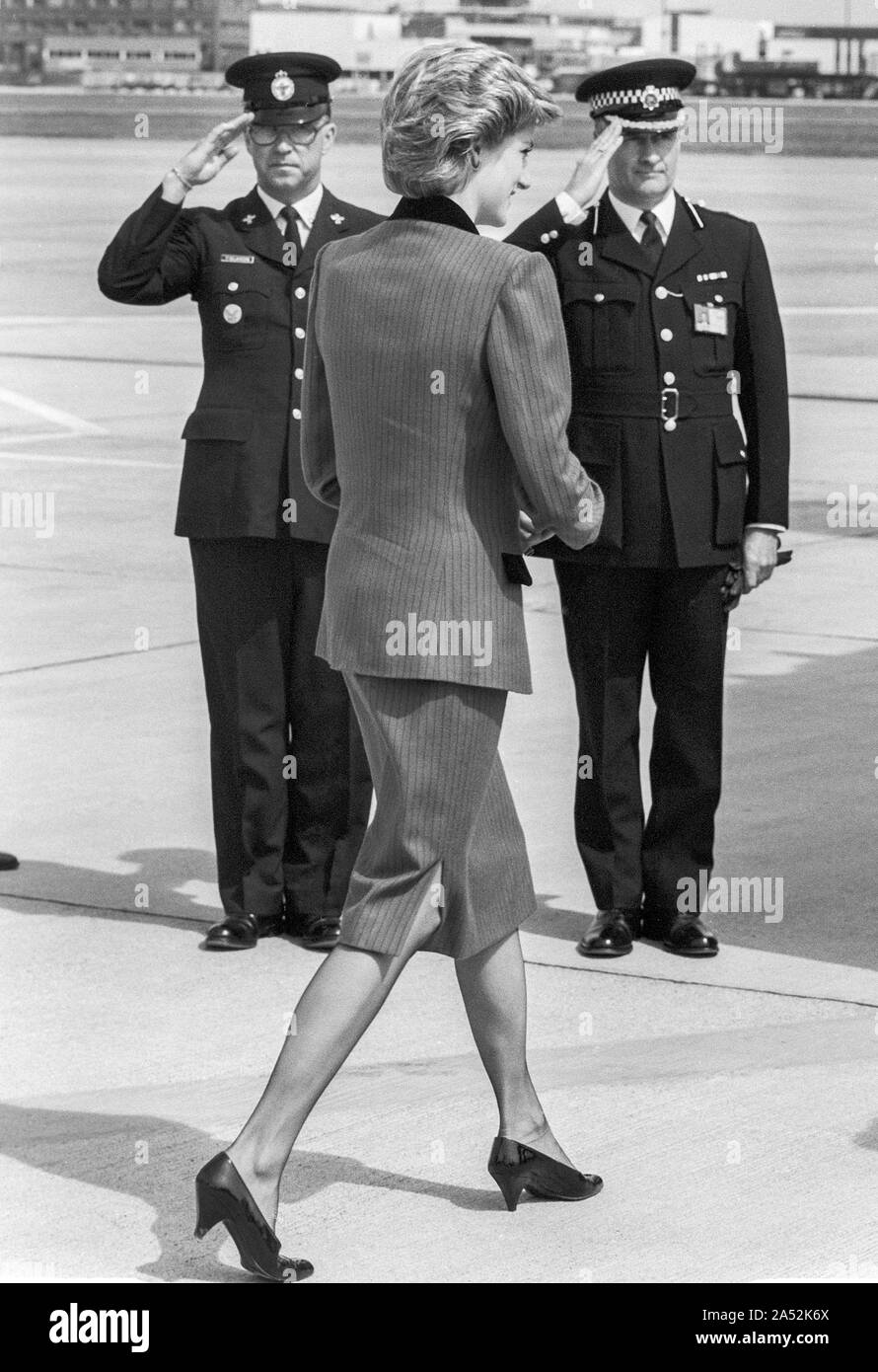 Il principe e la Principessa di Galles di lasciare l'aeroporto di Heathrow per il Canada in aprile 1986. Foto Stock