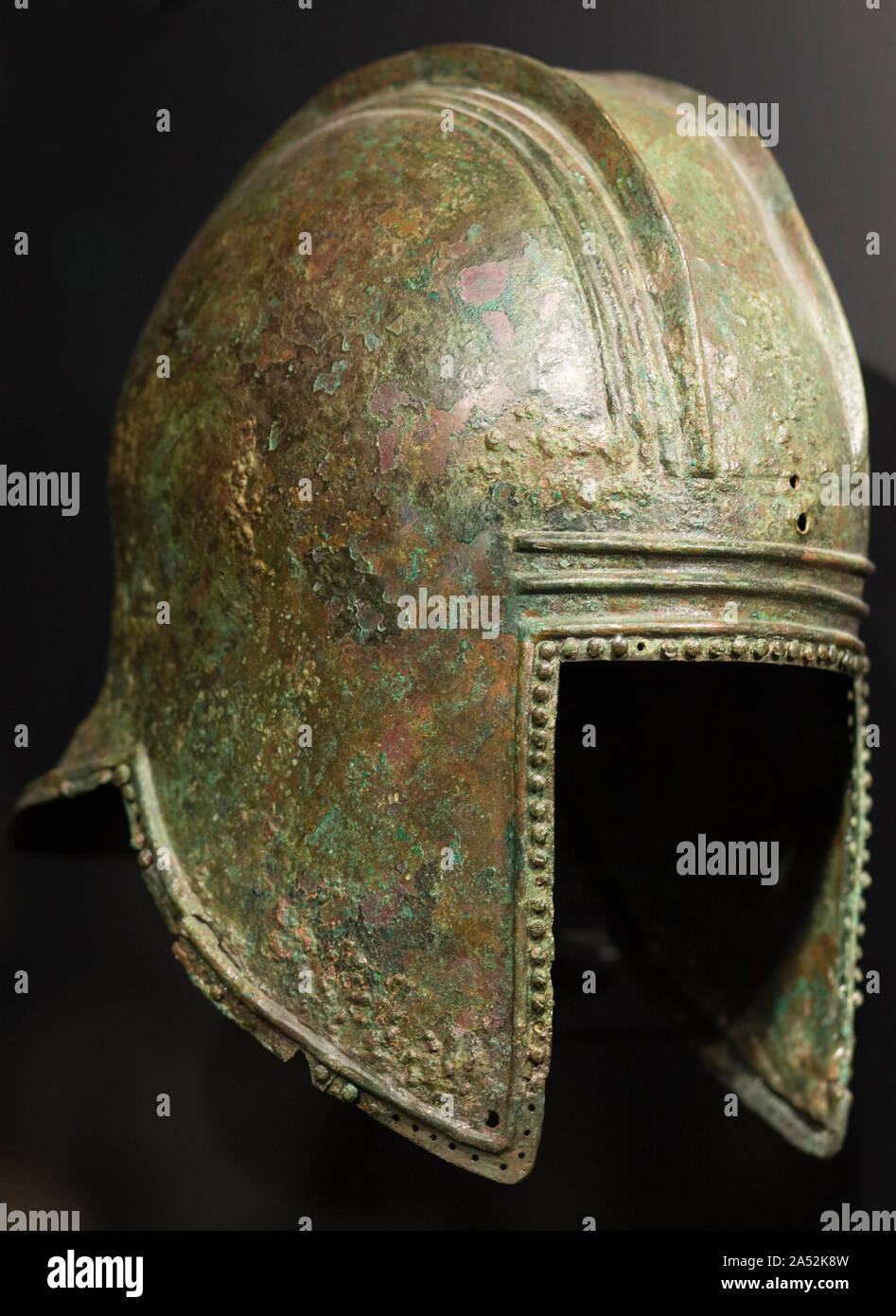 Malaga, Spagna - 2 Marzo 2019: Bronzo illiriche di casco, tipo C, VI secolo A.C. Raccolta Ifergan Foto Stock