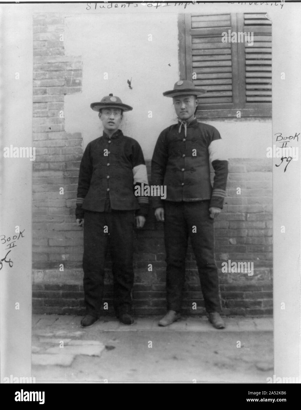 Due Imperial studenti universitari indossando bianco fasce del braccio sul braccio sinistro dell'uniforme militare Foto Stock
