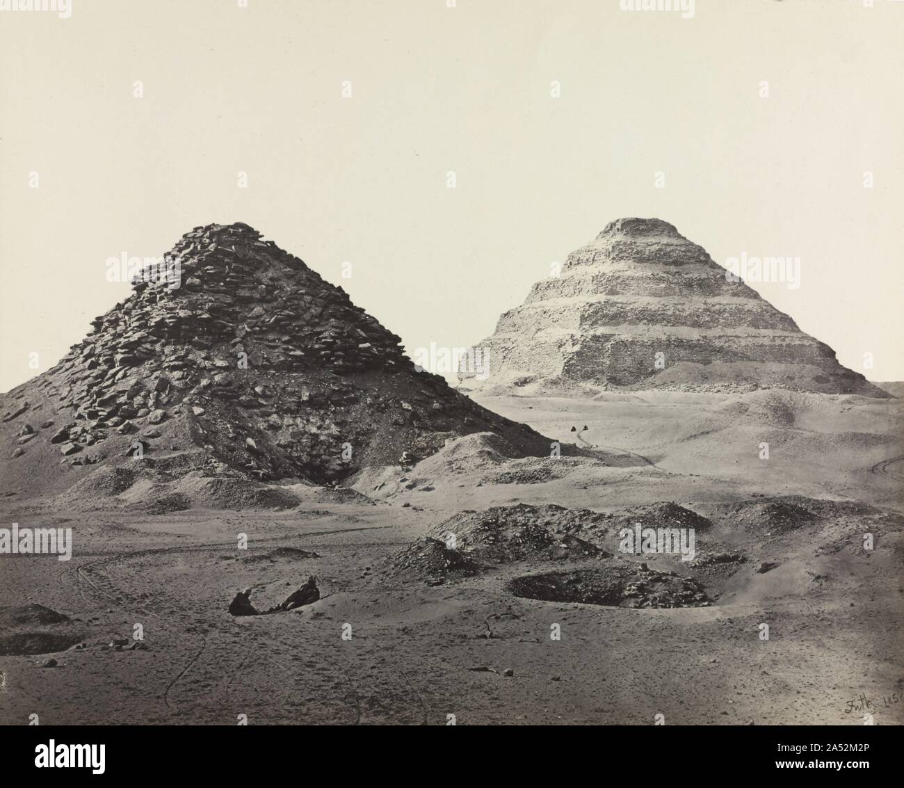 Le Piramidi di Saqqara, da nord-est, 1858. Frith è stato il primo fotografo in Egitto per utilizzare con successo il collodio umido processo, introdotto nel 1851. La sua piastra di vetro negativi hanno dato più nitidi e immagini più dettagliate rispetto a quelle della carta. Egli ha anche creato la piastra di mammoth stampe, come questa dimensione è chiamato, che richiedeva ugualmente grande lastra di vetro negativi. Perseguendo il processo&#x2019;s esigente chimica in Egitto&#x2019;s sole cocente stava cercando. Frith talvolta cercato rifugio nelle tombe per l'aria fredda e tenebre per elaborare i suoi piatti. "Io stesso spinta indietro sulle mie mani e ginocchia, Foto Stock
