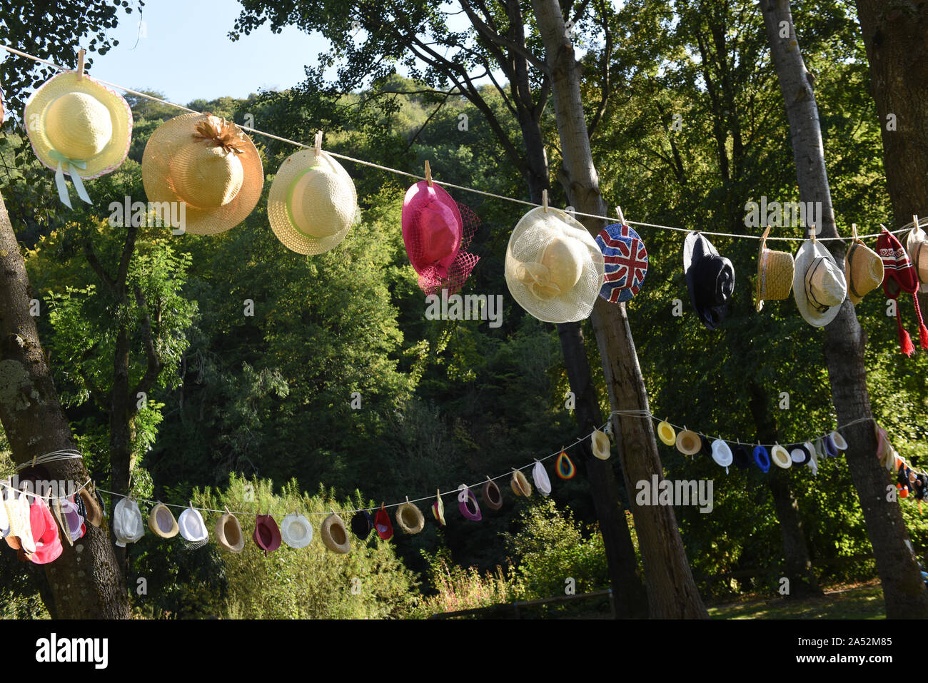 Cappelli estivi appeso su una linea di lavaggio Foto Stock