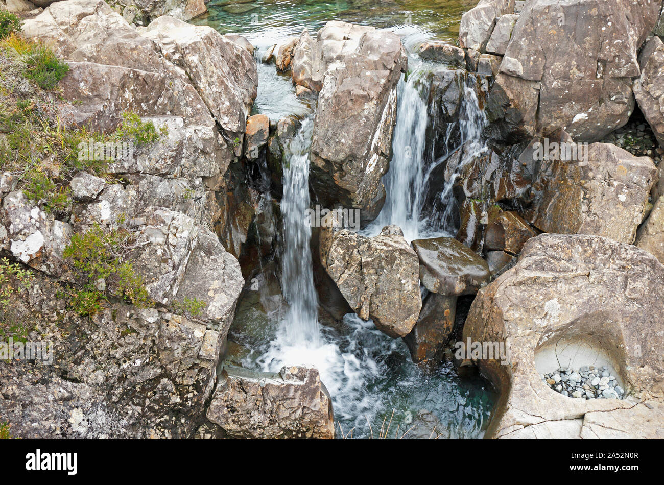 Una vista dettagliata delle Fairy Pools geological Feature dalle Cuillin Hills sull'Isola di Skye, Scozia, Regno Unito, Europa. Foto Stock