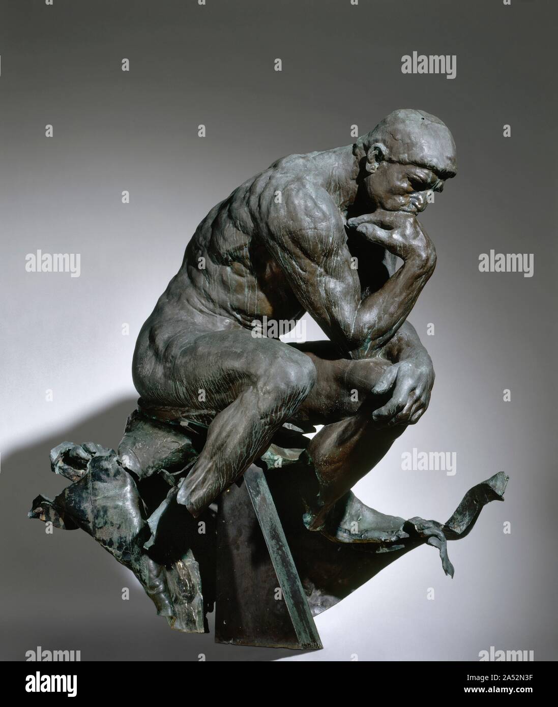 Il pensatore, 1880-1881. Il pensatore è stato sviluppato per la prima volta come parte di Rodin's le porte dell inferno , un portale scolpito per una proposta di museo delle arti decorative di Parigi. Destinato a far parte di un rilievo direttamente sopra le porte, la robustezza e la figura è stato originariamente concepito come un immagine generalizzato del poeta italiano Dante Alighieri (1265-1321), che ha scritto la Divina Commedia . Foto Stock