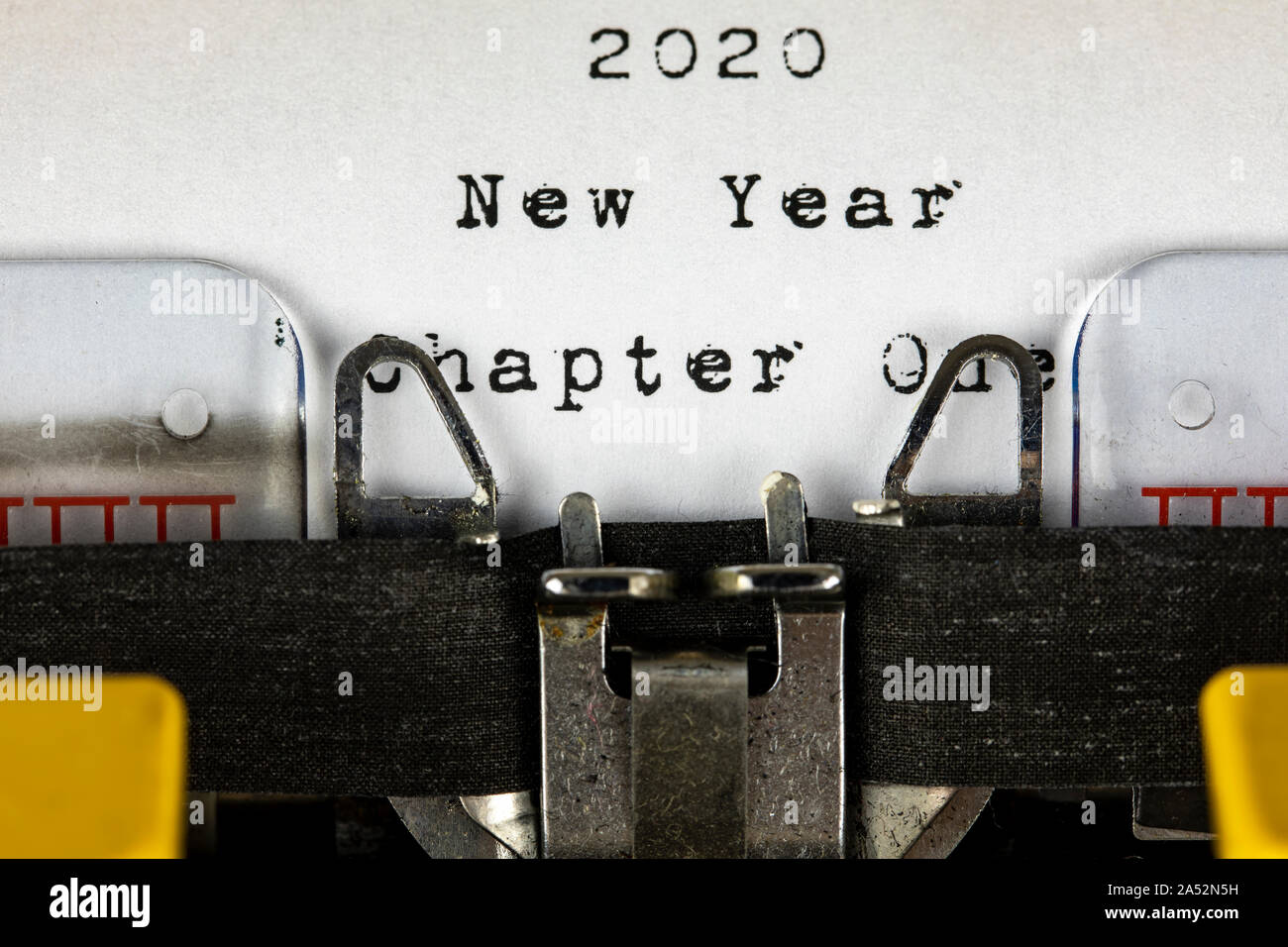 Vecchia macchina da scrivere con testo 2020 Anno nuovo capitolo uno Foto Stock