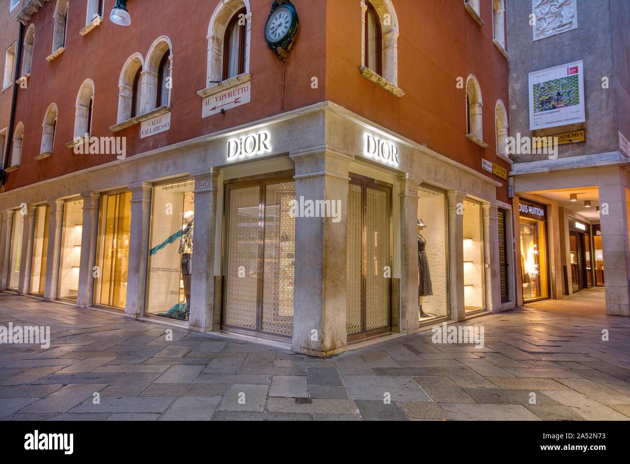 Venezia, Italia - 15 Ottobre 2019: facciata di Dior store su Valleresso  Street, Venezia, Italia. Dior è un lusso francese di proprietà della  società da parte di LVMH, fondato nel Foto stock - Alamy
