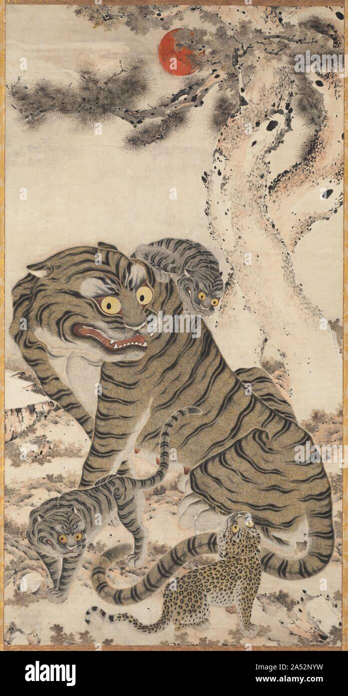 La famiglia di Tiger, 1800s. La tigre coreana era amato come una divinità del cardinale le direzioni come presto come le pitture murali nelle tombe Goguryeo (37 BC-AD 668), ed è stata associata con l'EST. La tigre è stato successivamente il motivo sulla stemma ricamato per il tribunale militare i funzionari nel periodo Joseon. Gradualmente, la tigre guadagnato popolarità in dipinti folk come protettore per allontanare gli spiriti maligni. Si era anche pensato di essere un messaggero di sansin , il mountain spirit in coreano sciamanesimo. Leopardi sono stati erroneamente pensato per essere baby tigri, e spesso sono stati verniciati con la madre tiger, in questo pa Foto Stock