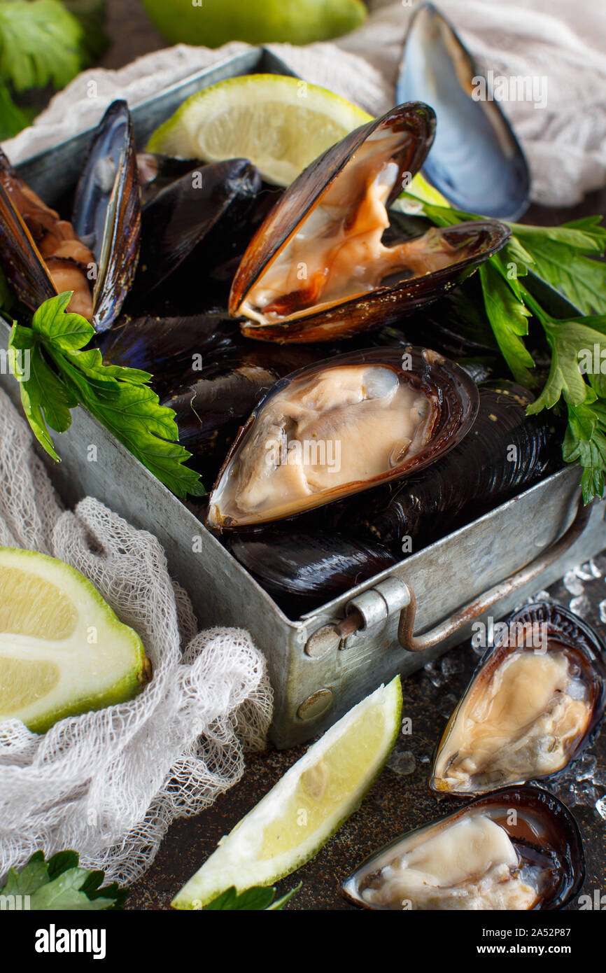 Non cotte fresche cozze italiano con calce e prezzemolo Foto Stock