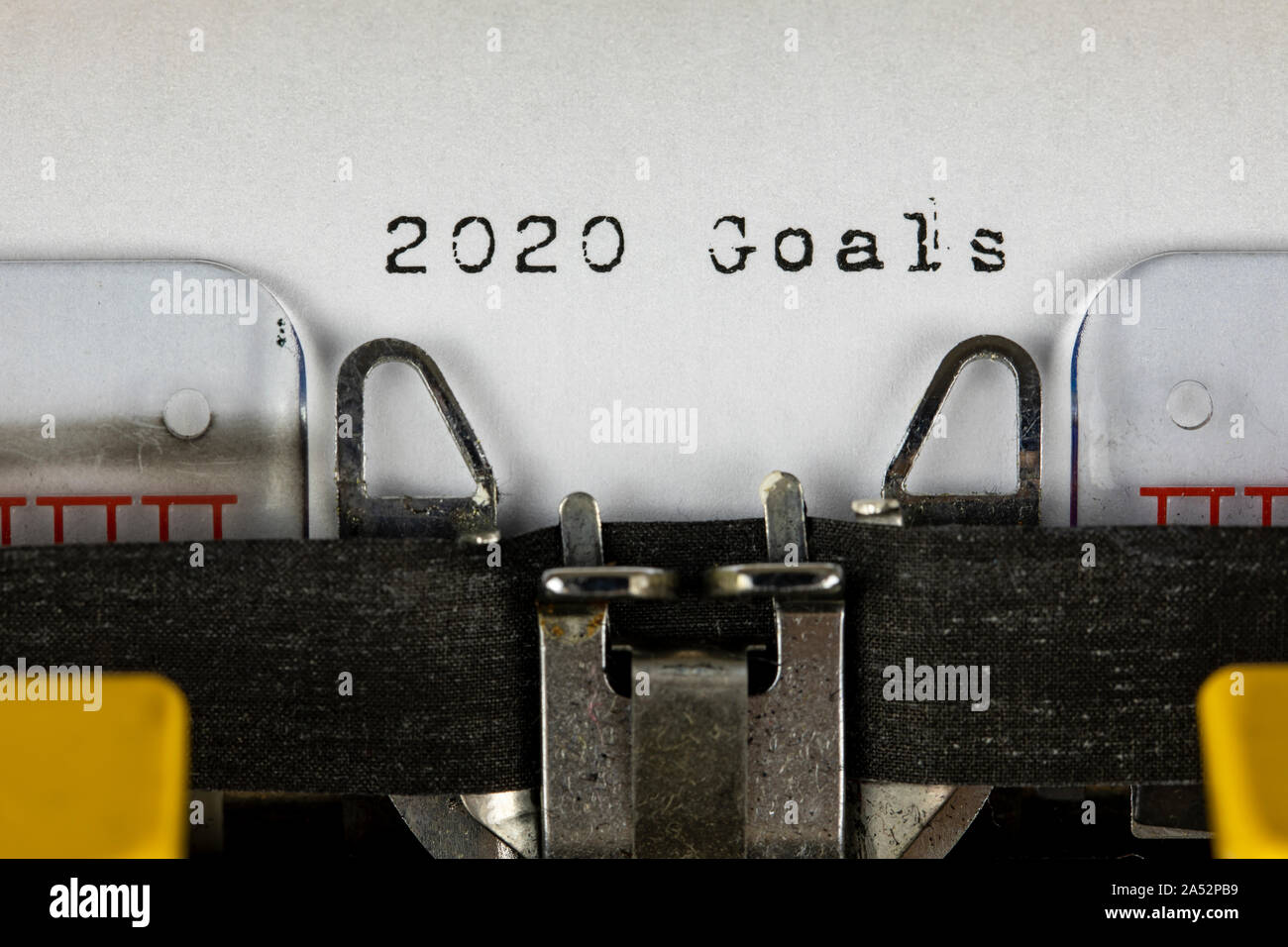 Vecchia macchina da scrivere il testo con gli obiettivi 2020 Foto Stock