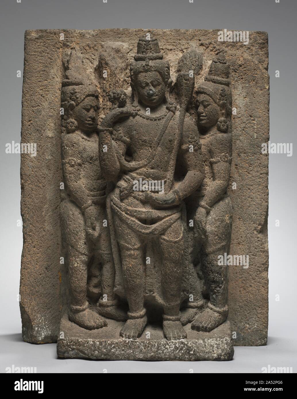 La triade, primi 900s. Questo gruppo è stato collegato a un tempio dedicato a Shiva in Java Centrale. Il suo nome, Loro Jonggrang, significa "snello Maiden," si riferisce all'immagine del guerriero dea Durga sul tempio, quale leggenda locale link a forma di una principessa maledetto per essere trasformato in pietra. Il altamente poroso pietra è il distintivo materiale utilizzato per la costruzione di templi sulle isole di origine vulcanica di Indonesia. Foto Stock