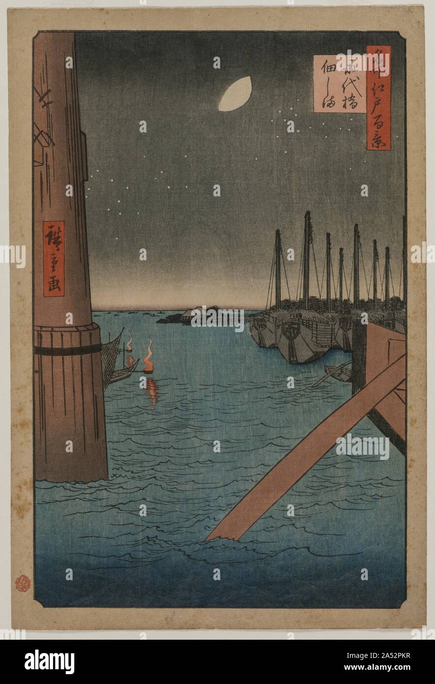 Tsukudajima dal ponte Eitai, dalla serie di un centinaio di vedute di luoghi famosi in Edo, 1858. Questo woodblock stampa è dalla serie di vedute paesaggistiche di Edo, attuale Tokyo, da Hiroshige&#x2019;s fine carriera. Il titolo della serie è in rosso scuro cartiglio rettangolare sul lato superiore destro, mentre il nome della stampa è in piazza rosa. Sebbene Tsukudajima e Ponte Eitai sono abbastanza importanti per meritare la cita nel titolo, l'isola è piccola e a distanza presso la foce del fiume, e solo una parte di un ponte palificate sia visibile. Hiroshige&#x2019;s composizione drammatica invece fo Foto Stock