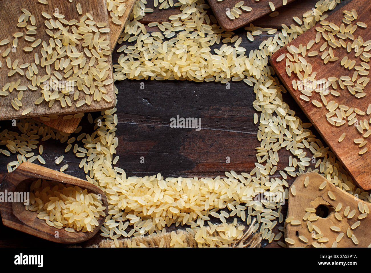 Il riso parboiled su un tavolo di legno vista superiore Foto Stock