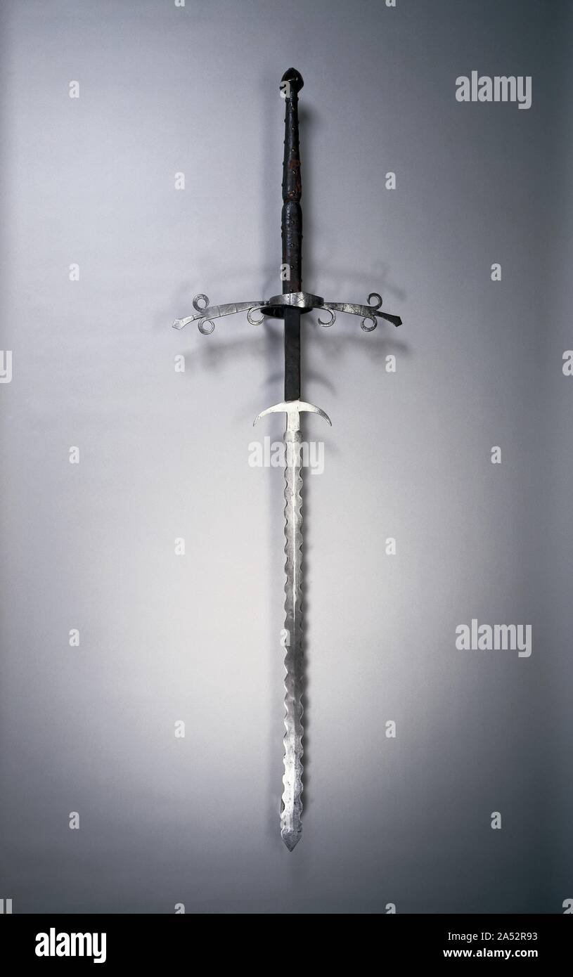 Two-Handed spada con lama fiammeggiante, 1550-1600. L a due mani spada,  originariamente un'arma di guerra per lo specialista di fanteria, è  chiamato così perché le due mani sono state necessarie per brandire.