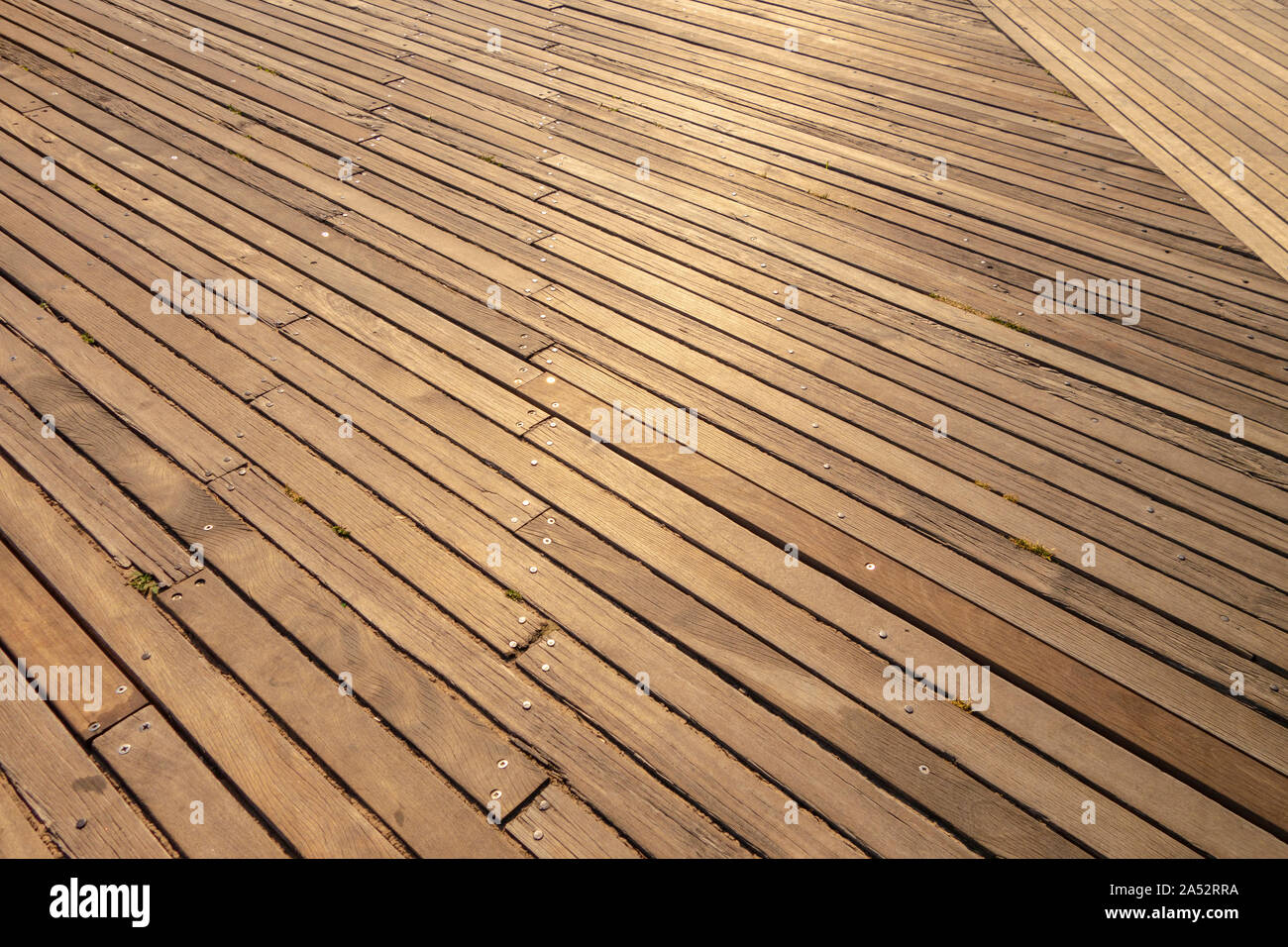 La luce del sole in oro sulla spiaggia shore plank boardwalk Foto Stock