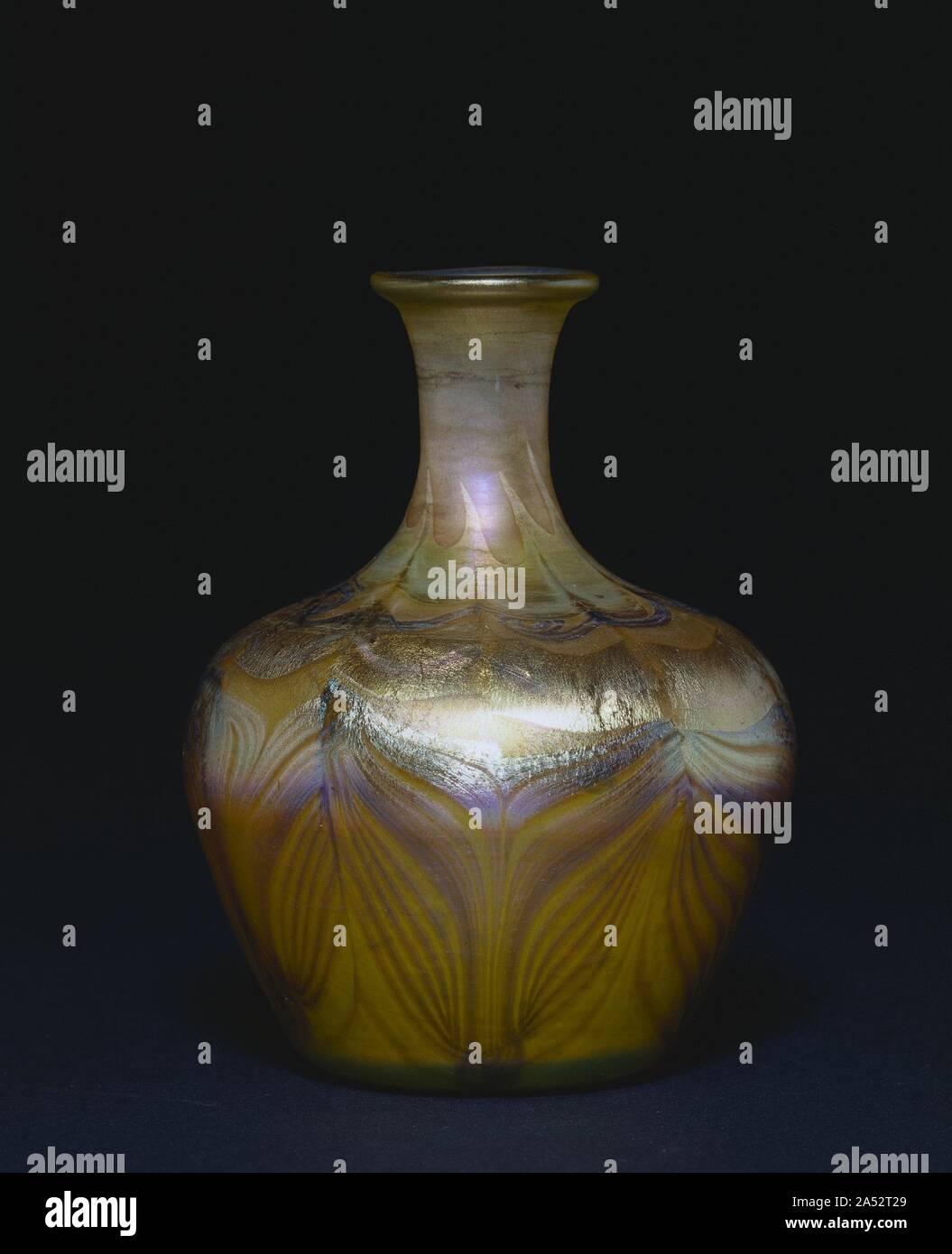 Vaso, c. 1905-10. Favrile, un tipo di vetro sviluppato da Louis Comfort Tiffany (1848-1933) all'inizio del 1890, ha una superficie satinata e ricchi e dai colori cangianti. Tiffany stabilito forni per vetro in corona, New York, dove ha realizzato splendidamente progettato e realizzato in vetro Favrile vasi e ciotole. Foto Stock