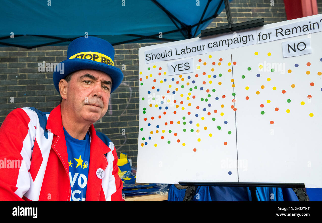 Steve Bray l'arresto attivista Brexit diruttori al di fuori del 2019 del partito laburista conferenza annuale a Brighton con il suo Sì/No scheda di voto. Foto Stock