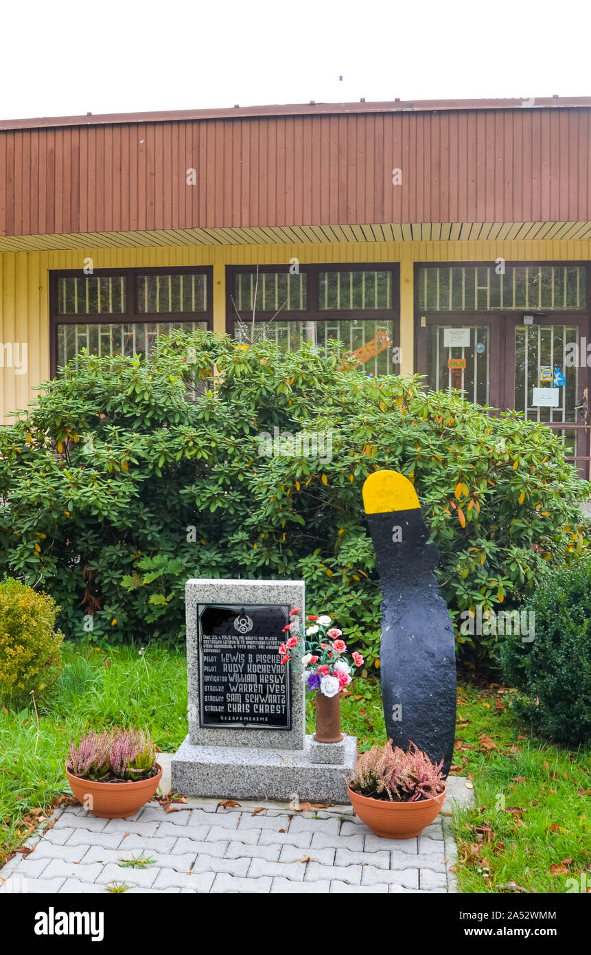 Ceminy, Repubblica Ceca - 17 OTT 2019: Memoriale dedicato all'equipaggio di aerei bombardieri B-17G che è stato abbattuto durante la Seconda Guerra Mondiale. US Air Force. Memorial il testo in ceco e i nomi delle vittime. Foto Stock